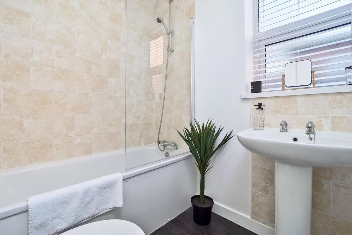 Nursery House By Truestays - 3 Bedroom House In Stoke-On-Trent מראה חיצוני תמונה